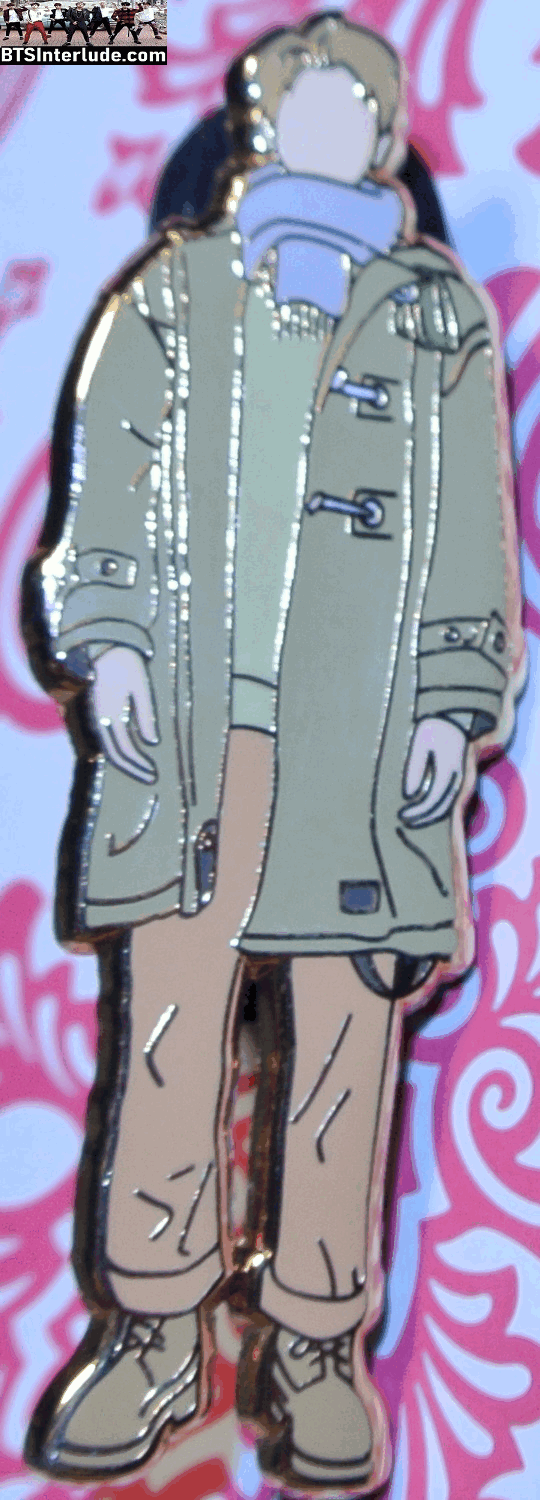 BTS PIN ENAMEL GOLD RM KIM NAMJOON 김남준 AIRPORT FASHION TAN COAT GREY GRAY SCARF BADGE BUTTON