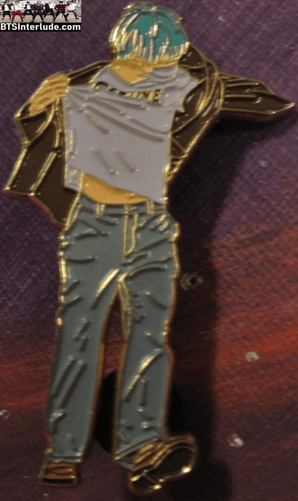 BTS PIN ENAMEL GOLD V KIM TAEHYUNG 김태형 AIRPORT FASHION BLUE HAIR CELINE SHIRT BROWN JACKET  BADGE BUTTON