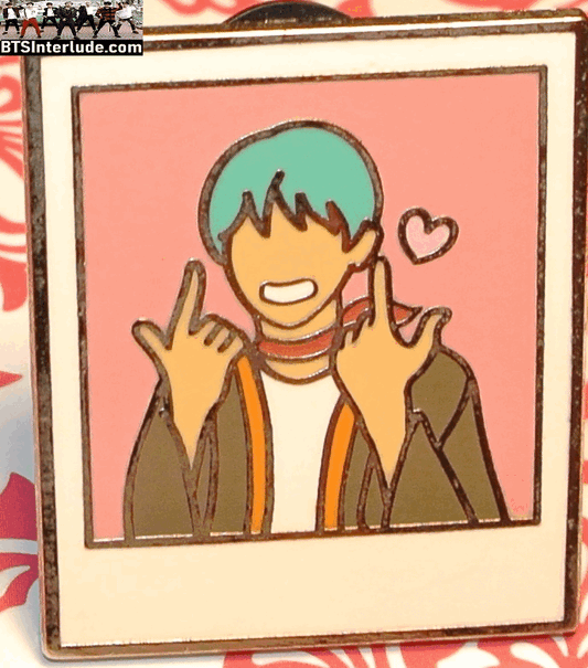 BTS PIN ENAMEL GOLD V KIM TAEHYUNG 김태형 BLUE HAIR POLAROID BADGE BUTTON