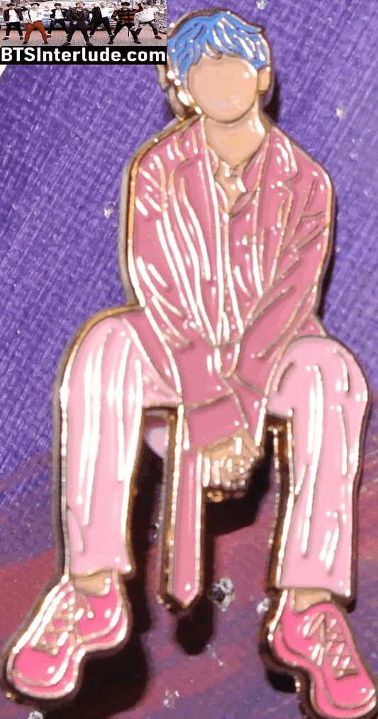 BTS PIN ENAMEL GOLD V KIM TAEHYUNG 김태형 BOY WITH LUV BLUE HAIR PINK OUTFIT SUNSHINE STUDIOS PINS BADGE BUTTON