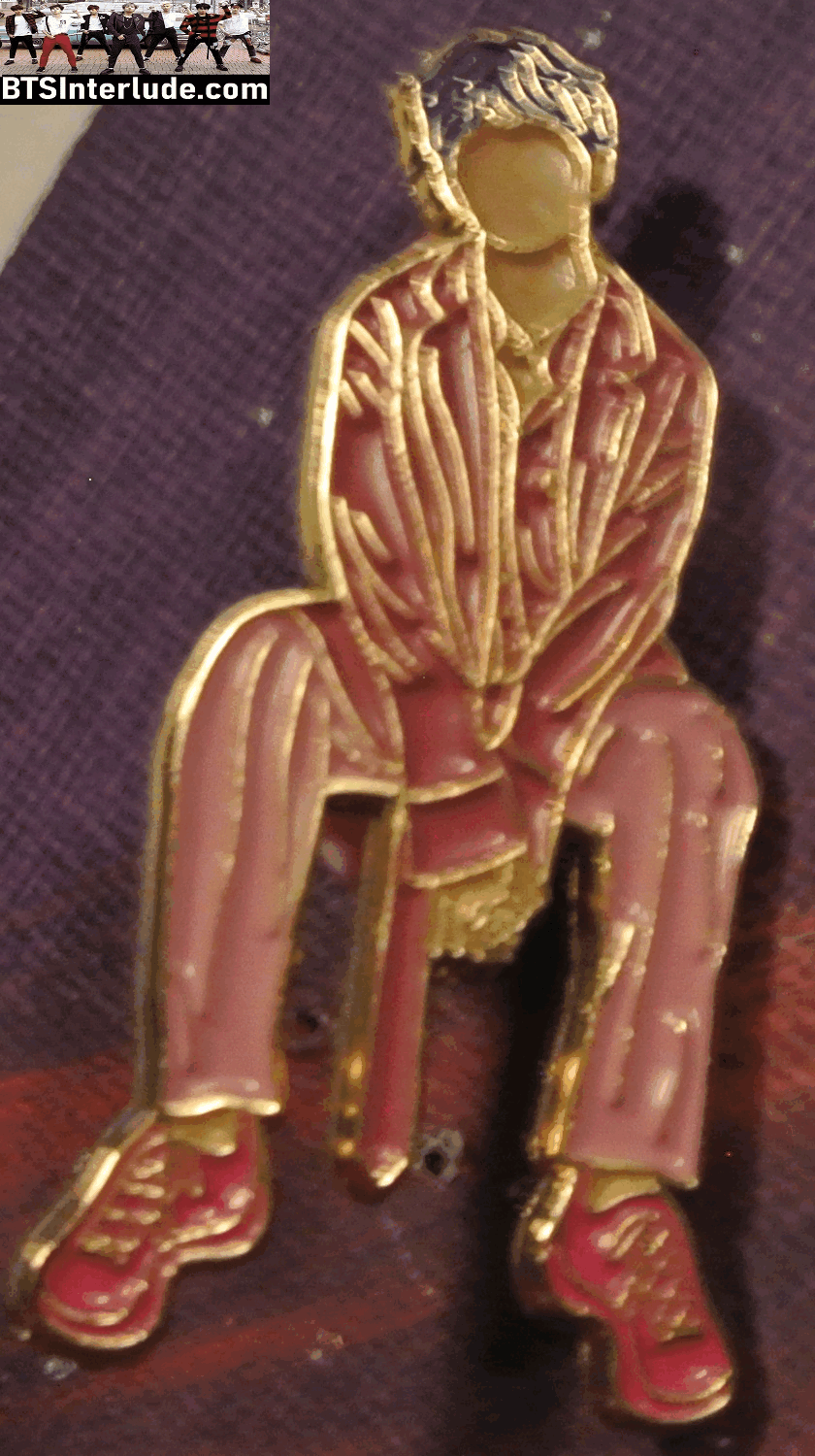 BTS PIN ENAMEL GOLD V KIM TAEHYUNG 김태형 BOY WITH LUV BLUE HAIR PINK OUTFIT SUNSHINE STUDIOS PINS BADGE BUTTON