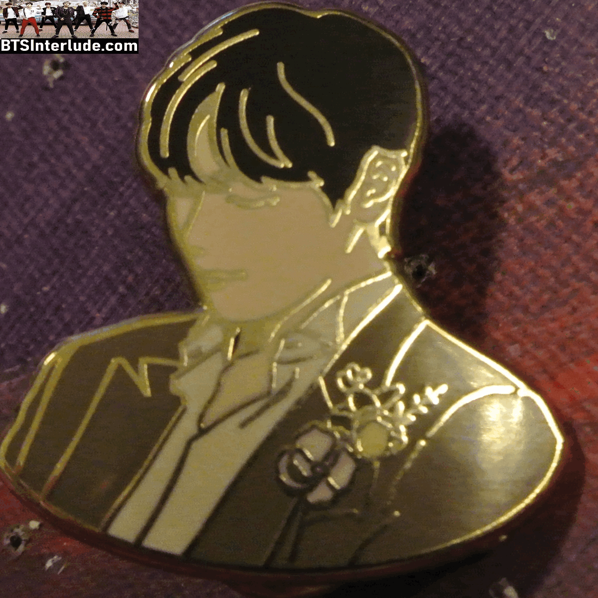 BTS PIN ENAMEL GOLD V KIM TAEHYUNG 김태형 FACT MUSIC AWARDS APRIL 2019 BROWN JACKET FROM NEW MOON PINS BADGE BUTTON