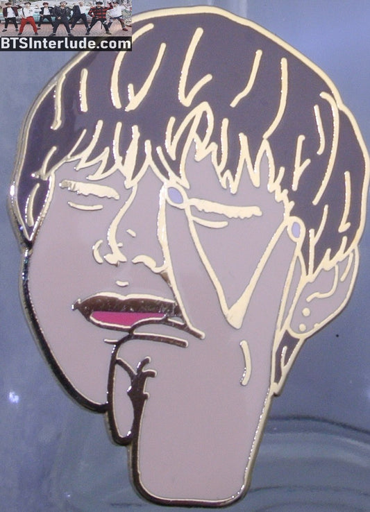 BTS PIN ENAMEL GOLD V KIM TAEHYUNG 김태형 FACE V SIGN OVER EYE BADGE BUTTON