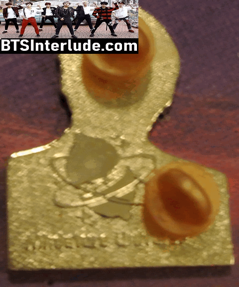 BTS PIN ENAMEL GOLD V KIM TAEHYUNG 김태형 GREY JACKET MINIATURE UNIVERSE PINS BADGE BUTTON