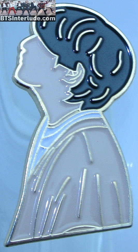 BTS PIN ENAMEL GOLD V KIM TAEHYUNG 김태형 DYNAMITE TAN SWEATER PROFILE BADGE BUTTON