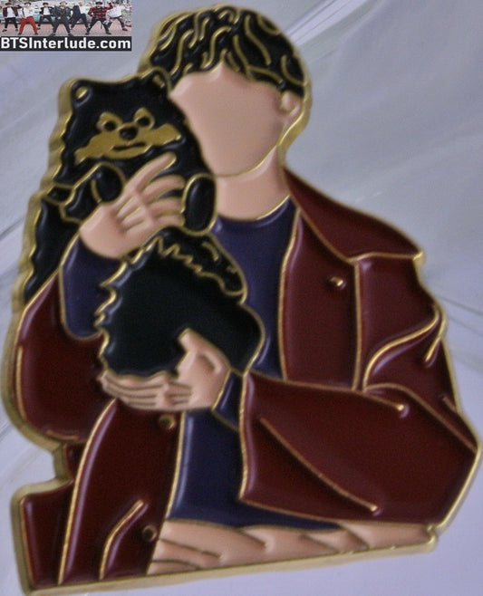 BTS PIN ENAMEL GOLD V KIM TAEHYUNG 김태형 HOLDING YEONTAN BROWN JACKET BADGE BUTTON
