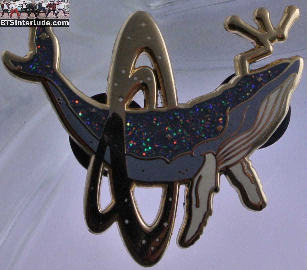 BTS PIN ENAMEL GOLD GROUP WHALE WHALIEN 52 BLUE GLITTER CIRCLES JUNGKOOK V JIMIN RM J-HOPE SUGA JIN BADGE BUTTON