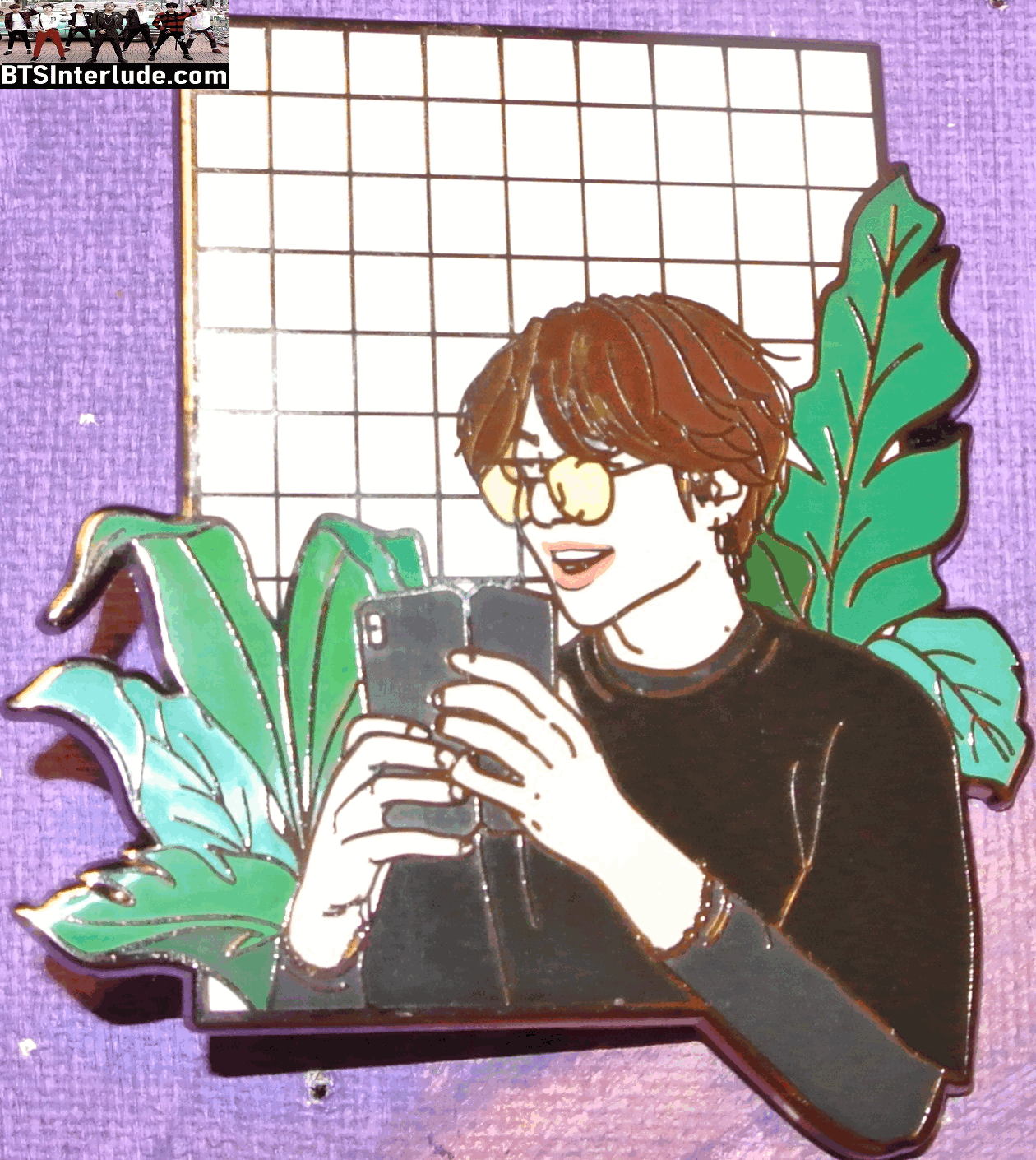 BTS PIN ENAMEL GUNMETAL V KIM TAEHYUNG 김태형 BLACK SHIRT PHONE FERN IO PINS BADGE BUTTON