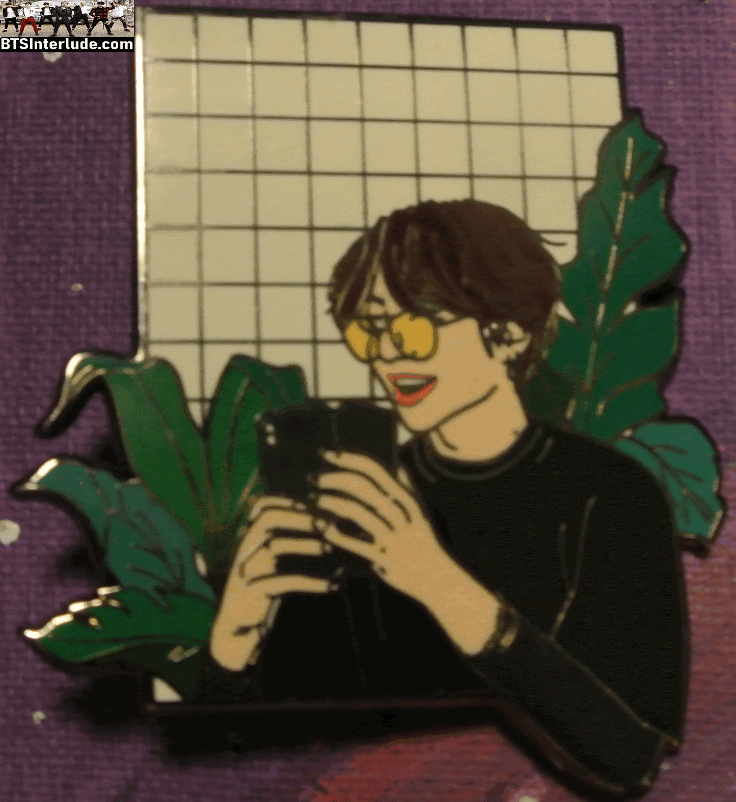 BTS PIN ENAMEL GUNMETAL V KIM TAEHYUNG 김태형 BLACK SHIRT PHONE FERN IO PINS BADGE BUTTON