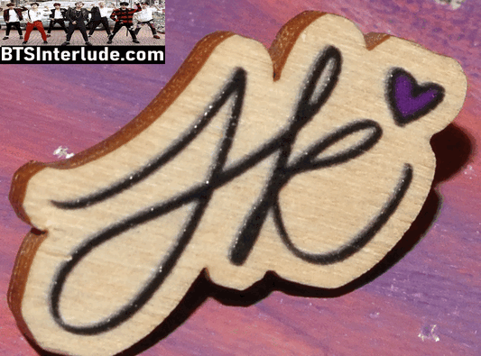 BTS PIN WOOD JEON JUNGKOOK 전정국 INITIALS JK BLACK HEART BADGE BUTTON