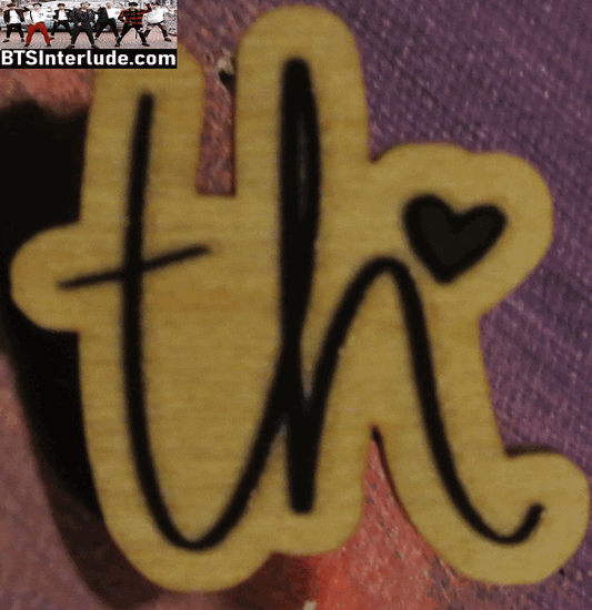 BTS PIN WOOD V KIM TAEHYUNG 김태형 INITIALS TH BLACK HEART BADGE BUTTON