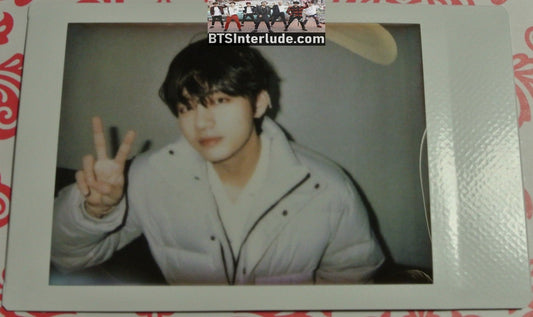 BTS POLAROID FANSITE V KIM TAEHYUNG 김태형 WHITE PUFFER JACKET V SIGN