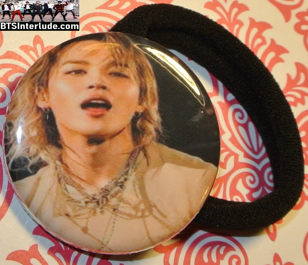BTS PONYTAIL HOLDER BUTTON PARK JIMIN 박지민 ARIRANG BLOND HAIR TAN SHIRT SEAMLESS HAIR TIE