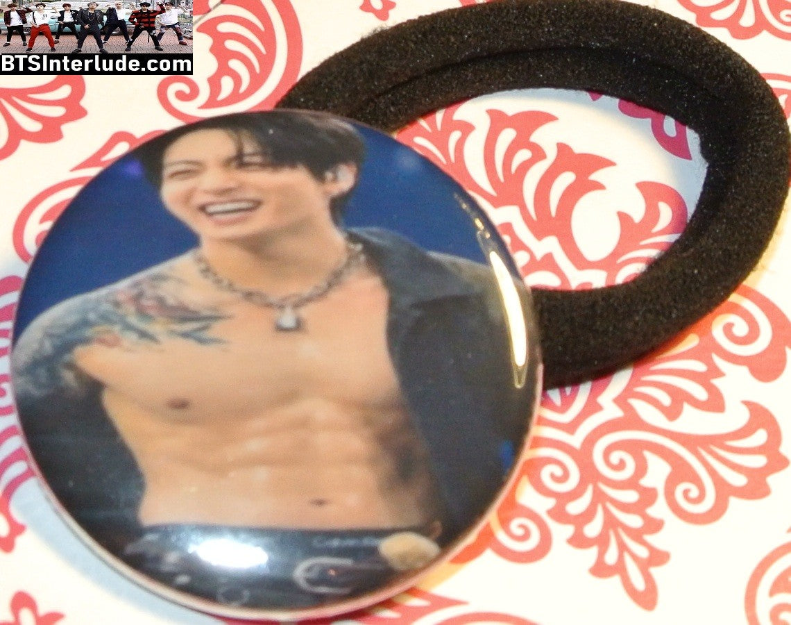 BTS PONYTAIL HOLDER BUTTON JEON JUNGKOOK 전정국 ARIRANG LA SOFI SHIRTLESS SEAMLESS HAIR TIE