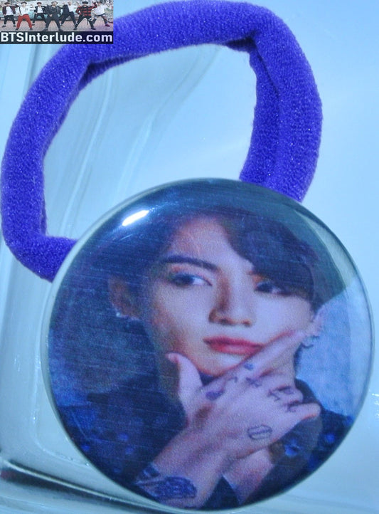 BTS PONYTAIL HOLDER BUTTON JEON JUNGKOOK 전정국 HAND ON CHIN SEAMLESS HAIR TIE