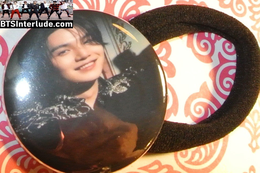 BTS PONYTAIL HOLDER BUTTON SUGA MIN YOONGI 민윤기 ARIRANG NORMAL VIDEO SMILE  SEAMLESS HAIR TIE