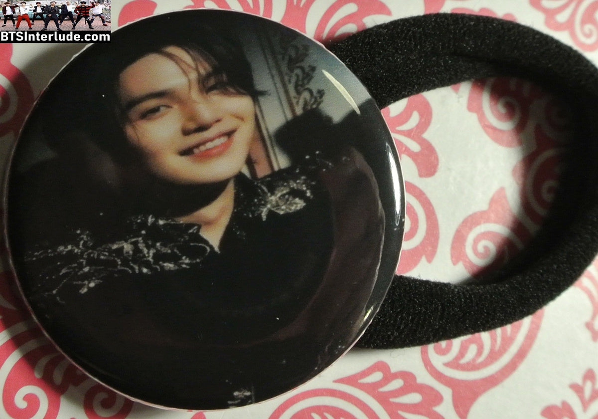 BTS PONYTAIL HOLDER BUTTON SUGA MIN YOONGI 민윤기 ARIRANG NORMAL VIDEO SMILE  SEAMLESS HAIR TIE