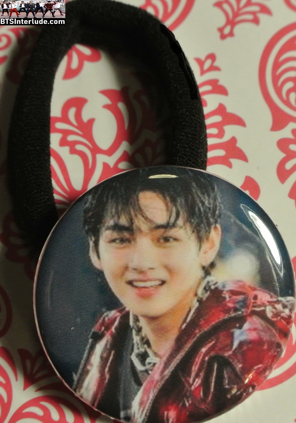 BTS PONYTAIL HOLDER BUTTON V KIM TAEHYUNG 김태형 ARIRANG RED JACKET SMILE SEAMLESS HAIR TIE