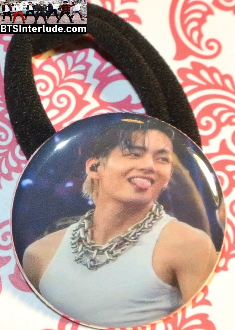 BTS PONYTAIL HOLDER BUTTON V KIM TAEHYUNG 김태형 ARIRANG WHITE TANK TONGUE SEAMLESS HAIR TIE