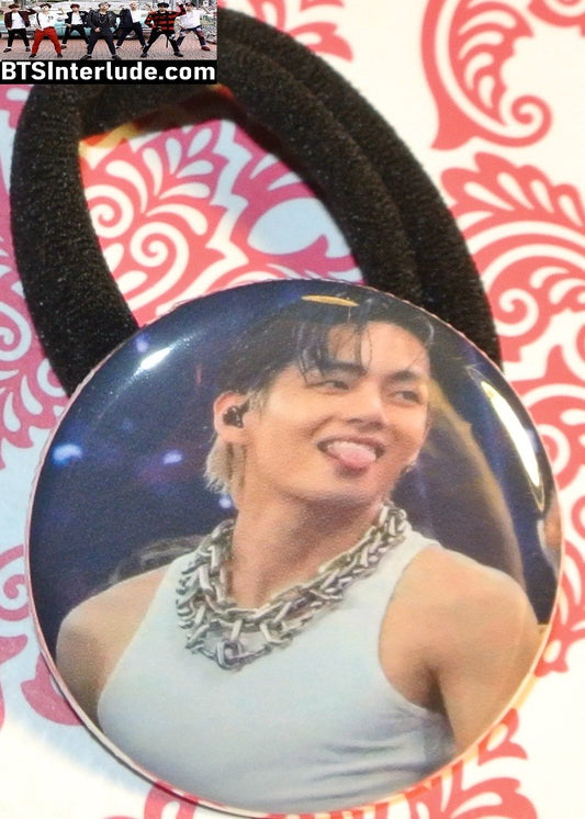 BTS PONYTAIL HOLDER BUTTON V KIM TAEHYUNG 김태형 ARIRANG WHITE TANK TONGUE SEAMLESS HAIR TIE