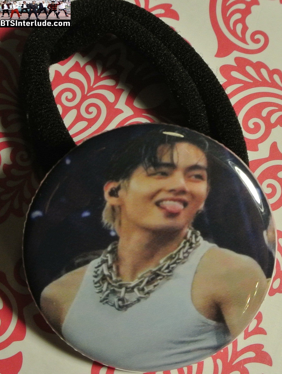 BTS PONYTAIL HOLDER BUTTON V KIM TAEHYUNG 김태형 ARIRANG WHITE TANK TONGUE SEAMLESS HAIR TIE