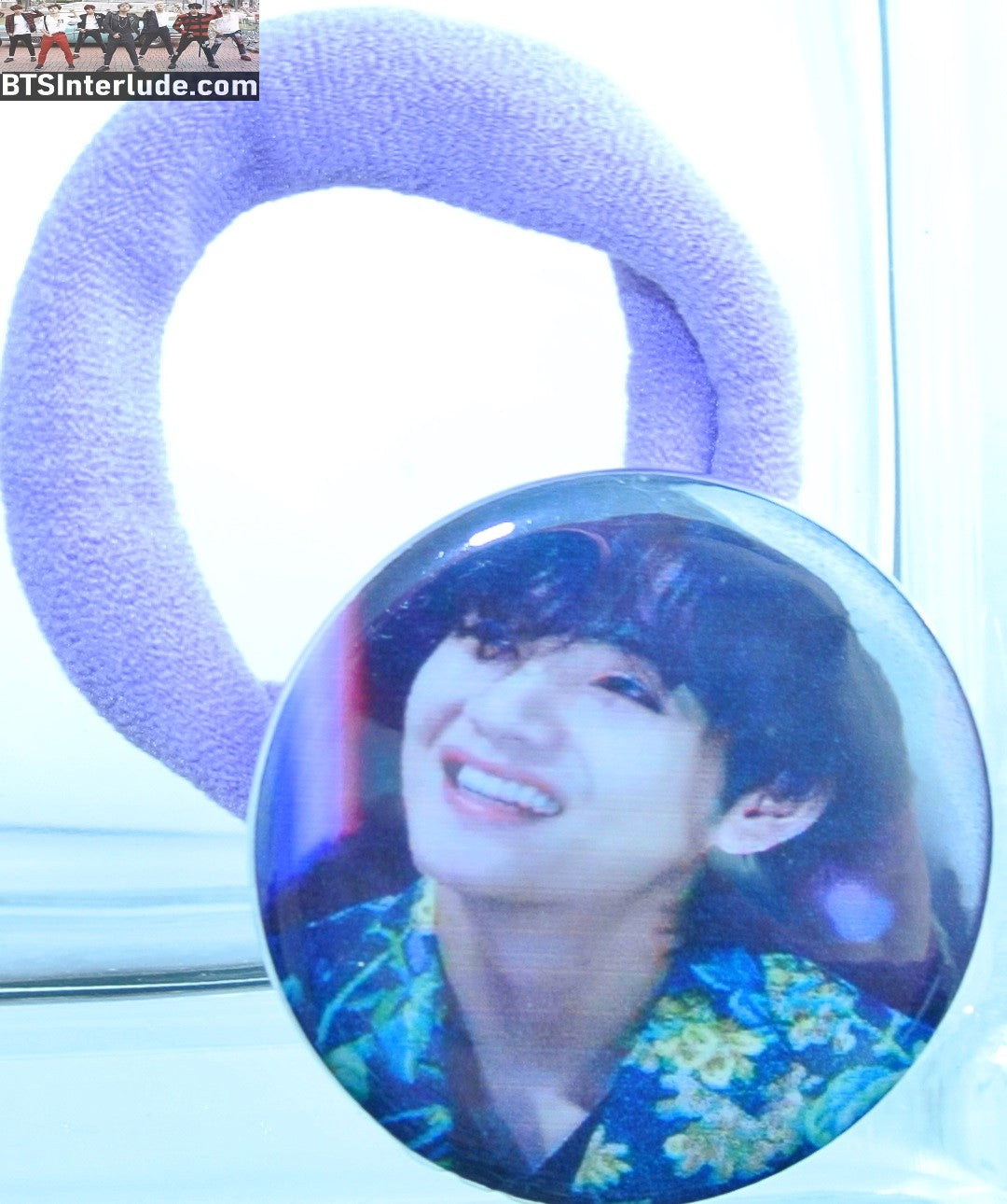 BTS PONYTAIL HOLDER BUTTON V KIM TAEHYUNG 김태형 GREEN FLORAL JACKET 2020 GOLDEN DISC AWARDS SEAMLESS HAIR TIE
