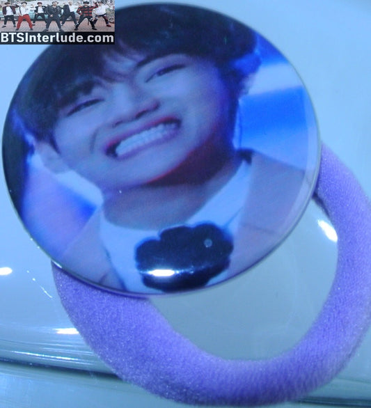BTS PONYTAIL HOLDER BUTTON V KIM TAEHYUNG 김태형 PINK JACKET SMILE SEAMLESS HAIR TIE