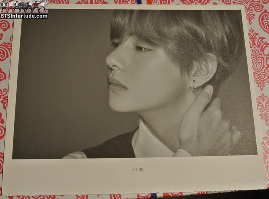 BTS POSTCARD OFFICIAL V KIM TAEHYUNG 김태형 BLACK WHITE WINGS TOUR FINAL #5 HAND ON THROAT PROFILE