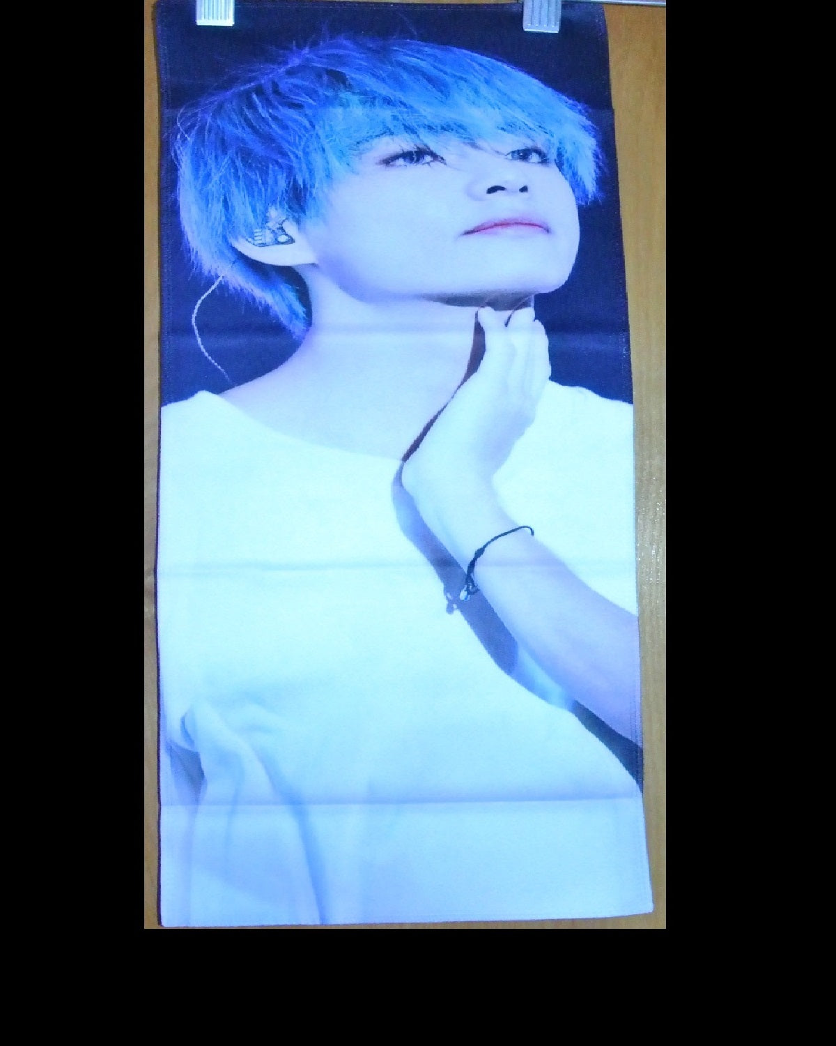 BTS SLOGAN FABRIC V KIM TAEHYUNG 김태형 BLUE HAIR HAND ON NECK BUTTERFLY FANSITE BANNER 2 SIDED LIMITED EDITION