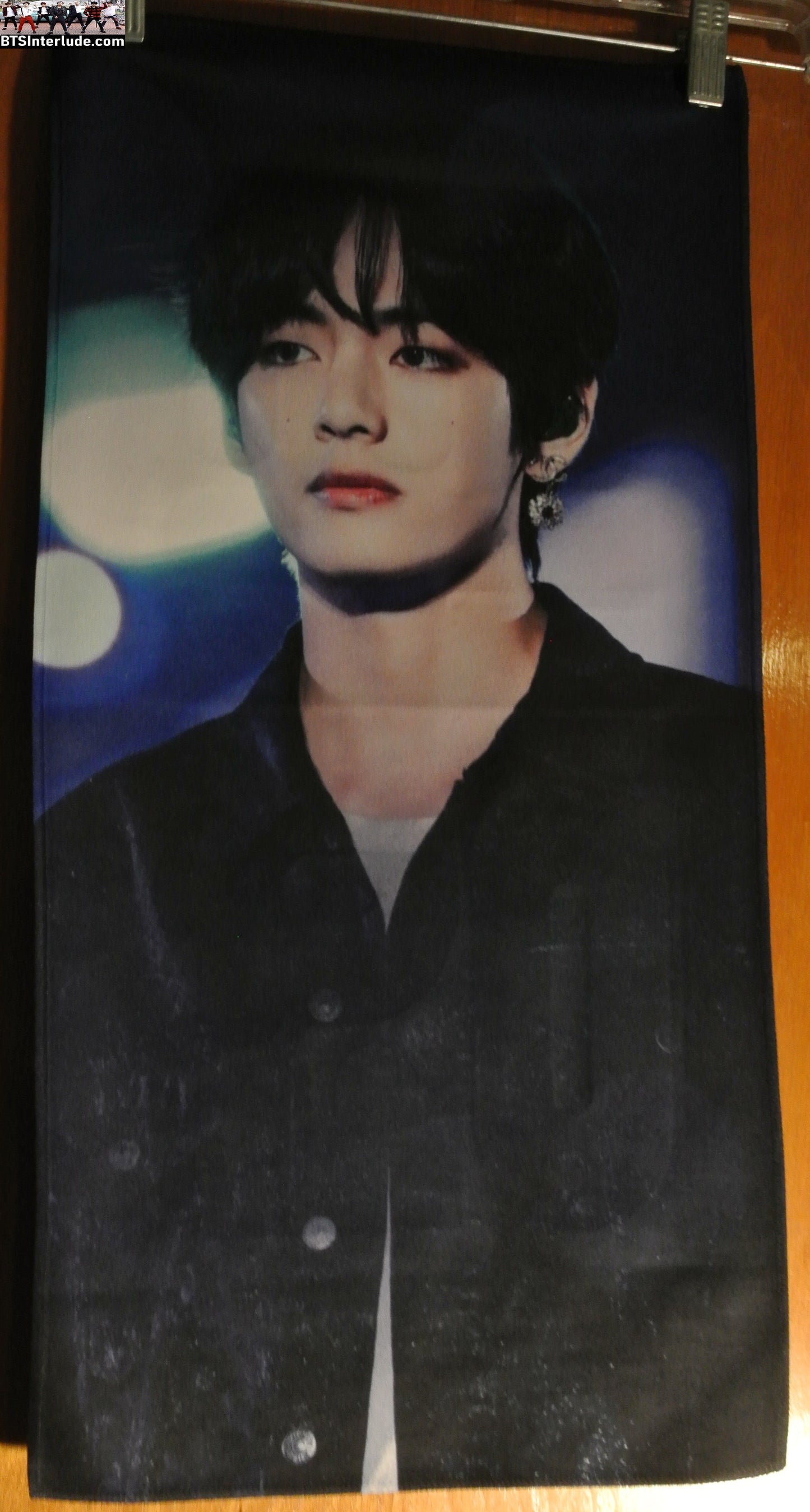 BTS SLOGAN FABRIC XL V KIM TAEHYUNG 김태형 BLACK JACKET SERIOUS V PINTOR FANSITE DOUBLE WIDE SLOGAN BANNER LIMITED EDITION