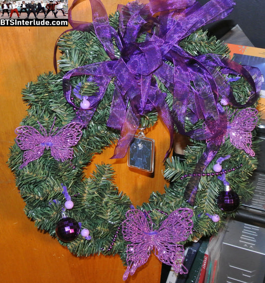 BTS CHRISTMAS OR ALL YEAR ROUND WREATH 15" V KIM TAEHYUNG 김태형 ARIRANG IT'S SO TIGHT BLACK RED JACKET LIMITED EDITION
