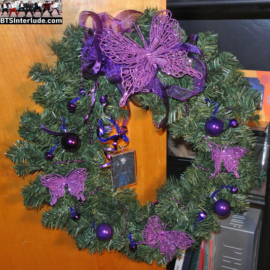 BTS CHRISTMAS OR ALL YEAR ROUND WREATH 20" V KIM TAEHYUNG 김태형 ARIRANG IT'S SO TIGHT BLACK RED JACKET LIMITED EDITION