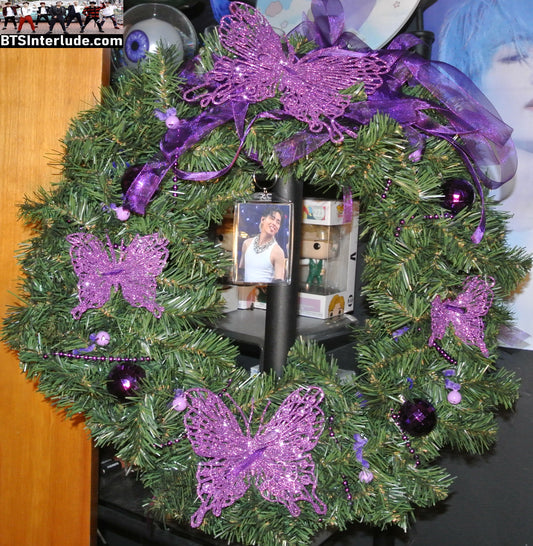 BTS CHRISTMAS OR ALL YEAR ROUND WREATH 20" V KIM TAEHYUNG 김태형 ARIRANG WHITE TANK TOP TONGUE RED JACKET LIMITED EDITION