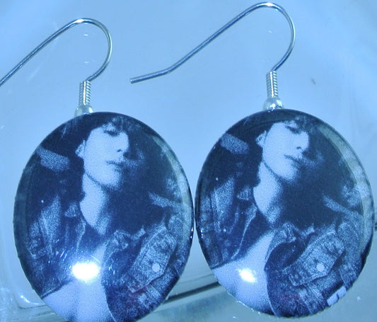 BTS EARRINGS BUTTON JEON JUNGKOOK 전정국 2 IN 1 CALVIN KLEIN SHIRTLESS DENIM JACKET BOTH ARMS UP BLACK WHITE PIERCED OR CLIP DANGLE DROP