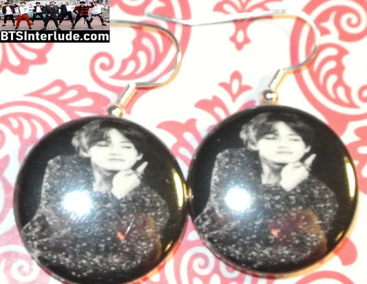 BTS EARRINGS BUTTON V KIM TAEHYUNG 김태형 2 IN 1 5TH MUSTER DIMPLE BLACK WHITE PIERCED OR CLIPS DANGLE DROP