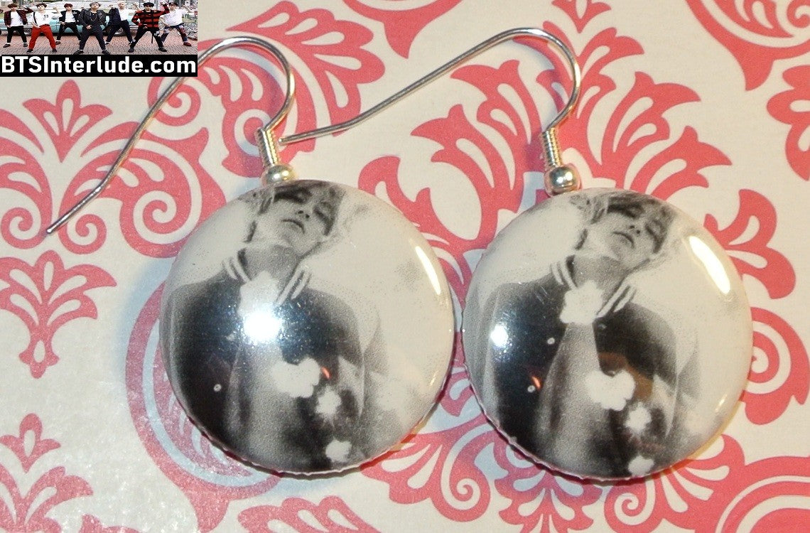 BTS EARRINGS BUTTON V KIM TAEHYUNG 김태형 2 IN 1 BAZAAR LETTERMANS JACKET BLACK WHITE PIERCED OR CLIPS DANGLE DROP
