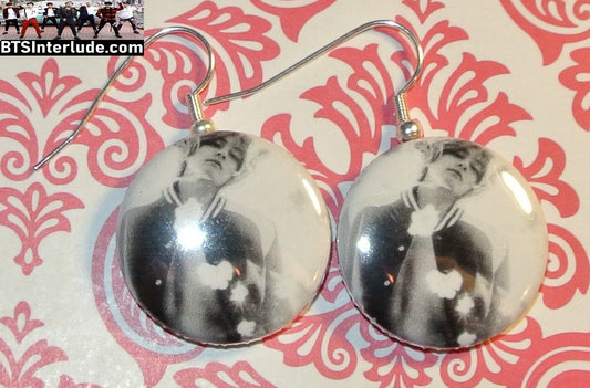 BTS EARRINGS BUTTON V KIM TAEHYUNG 김태형 2 IN 1 BAZAAR LETTERMANS JACKET BLACK WHITE PIERCED OR CLIPS DANGLE DROP