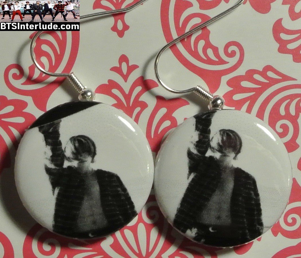 BTS EARRINGS BUTTON V KIM TAEHYUNG 김태형 2 IN 1 BAZAAR SKATEBOARD SHIRTLESS BLACK WHITE PIERCED OR CLIPS DANGLE DROP