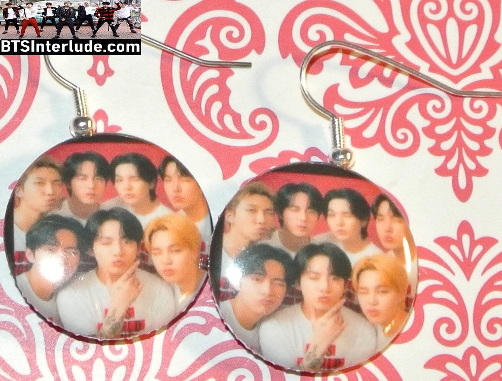 BTS EARRINGS BUTTON GROUP BANGTAN 방탄소년단 2 IN 1 ARIRANG WHITE T SHIRTS JUNGKOOK V JIMIN RM J-HOPE SUGA JIN PIERCED OR CLIPS DANGLE DROP LIMITED EDITION
