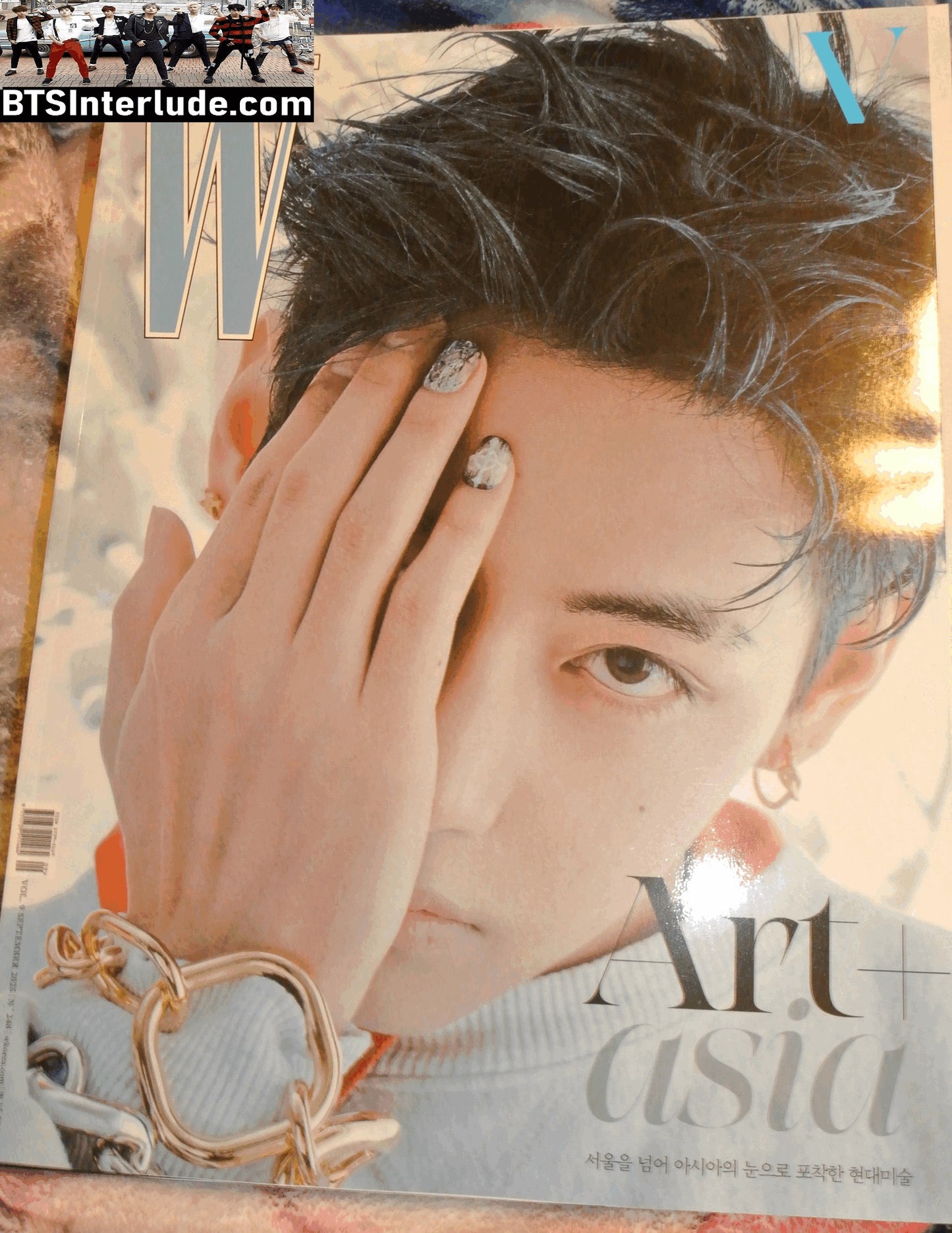 BTS MAGAZINE OFFICIAL V KIM TAEHYUNG 김태형 W KOREA VOL 9 HAND OVER EYE GREY SWEATSHIRT SEPTEMBER 2025 OFFICIAL MERCHANDISE