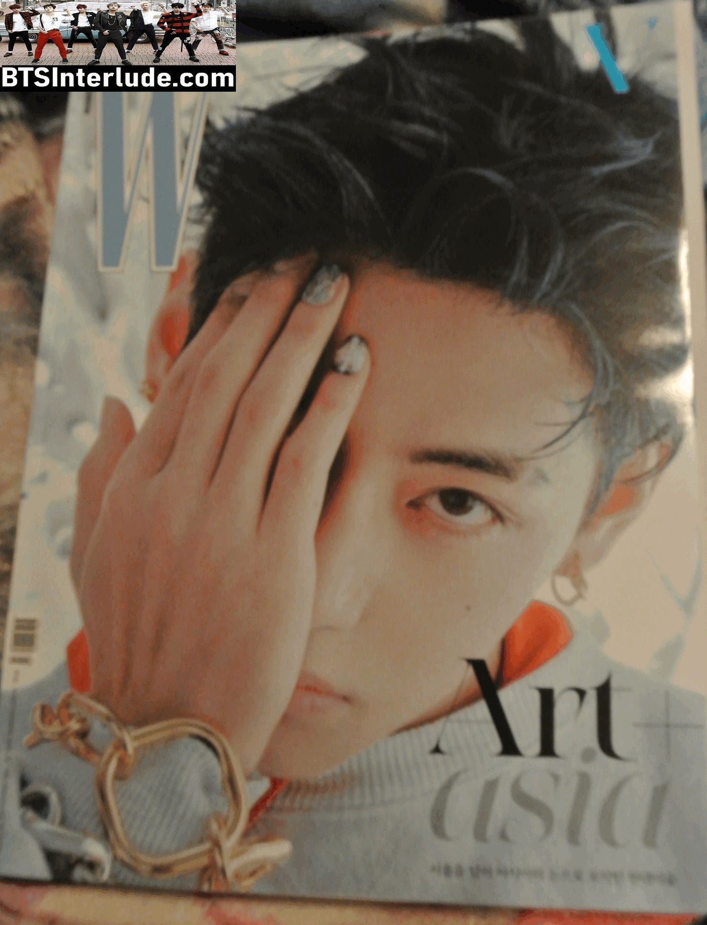 BTS MAGAZINE OFFICIAL V KIM TAEHYUNG 김태형 W KOREA VOL 9 HAND OVER EYE GREY SWEATSHIRT SEPTEMBER 2025 OFFICIAL MERCHANDISE